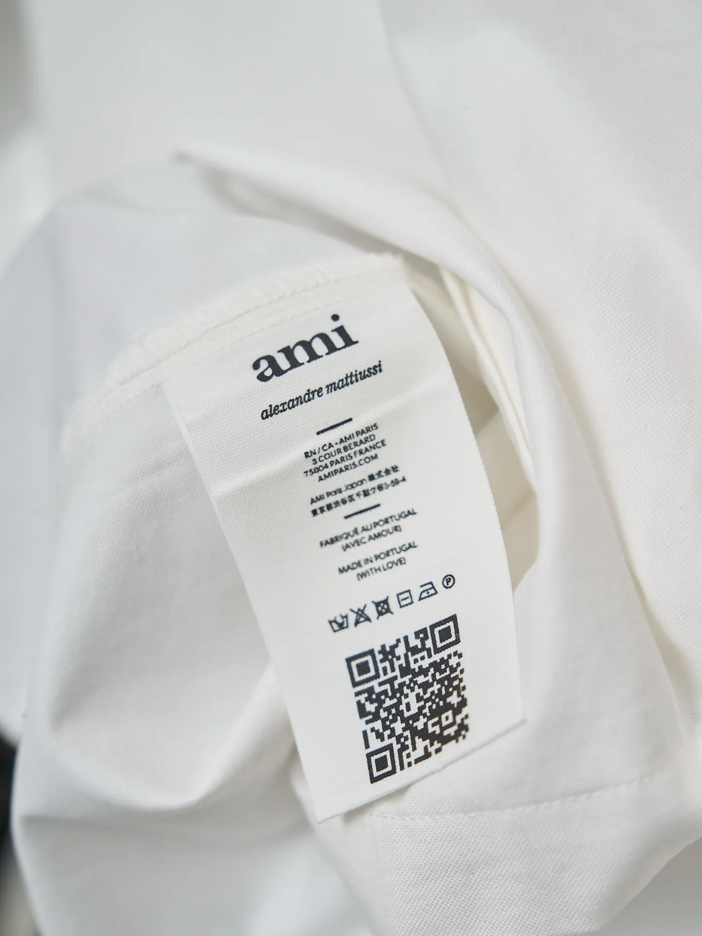 [Real auction] AMI/Amy love heart embroidered short-sleeved shirt [In Stock] 37 38 39 40 Customized high-density double-ply Oxford spinning, tight and smooth, comfortable and close to the skin, a touch of simple white, as pure as ever, elegant and self-evident. Black silk thread dances on the chest with love embroidery, low-key and powerful, with pockets as the boundary, hiding the French romance. It is the ultimate simplification of color, and uses the ultimate restraint to interpret the effortless sense of luxury. Adopt imported machine embroidery technology, use advanced computer control system and precision mechanical components to realize Ami's love embroidery operation with high precision. The lines are smooth and delicate. The fabrics have been washed and have a better hand feel. It is not easy to deform, not easy to shrink, not easy to fade, and maintains long-term beauty and loose fit.